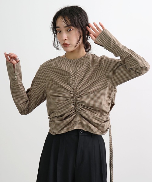 STELLA FISH(ステラフィッシュ)の「着丈を変えて楽しめる。チェック柄シャーリングショート丈ブラウス / ドロスト(シャツ/ブラウス・レディース・ネイビー/ブラウン/ブルー・FREE)」の2枚目の写真