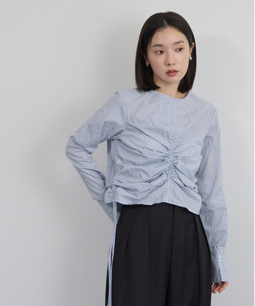 STELLA FISH(ステラフィッシュ)の「着丈を変えて楽しめる。チェック柄シャーリングショート丈ブラウス / ドロスト(シャツ/ブラウス・レディース・ネイビー/ブラウン/ブルー・FREE)」の1枚目の写真