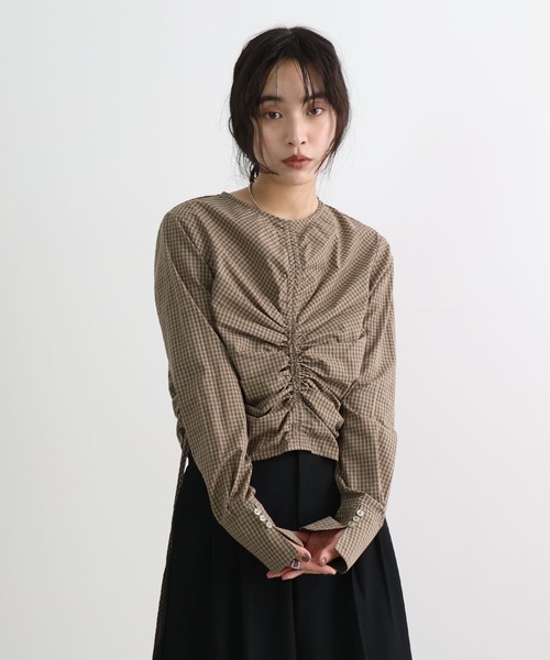 STELLA FISH(ステラフィッシュ)の「着丈を変えて楽しめる。チェック柄シャーリングショート丈ブラウス / ドロスト(シャツ/ブラウス・レディース・ネイビー/ブラウン/ブルー・FREE)」の17枚目の写真