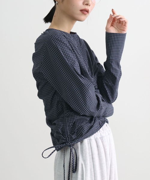 STELLA FISH(ステラフィッシュ)の「着丈を変えて楽しめる。チェック柄シャーリングショート丈ブラウス / ドロスト(シャツ/ブラウス・レディース・ネイビー/ブラウン/ブルー・FREE)」の5枚目の写真
