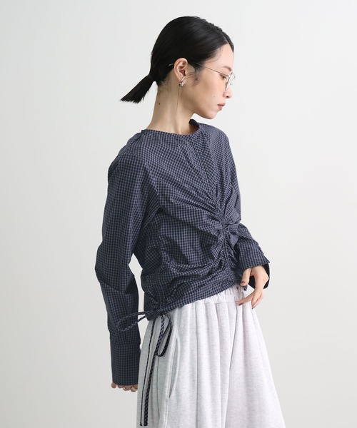 STELLA FISH(ステラフィッシュ)の「着丈を変えて楽しめる。チェック柄シャーリングショート丈ブラウス / ドロスト(シャツ/ブラウス・レディース・ネイビー/ブラウン/ブルー・FREE)」の6枚目の写真
