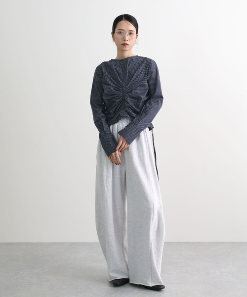 STELLA FISH(ステラフィッシュ)の「着丈を変えて楽しめる。チェック柄シャーリングショート丈ブラウス / ドロスト(シャツ/ブラウス・レディース・ネイビー/ブラウン/ブルー・FREE)」の7枚目の写真