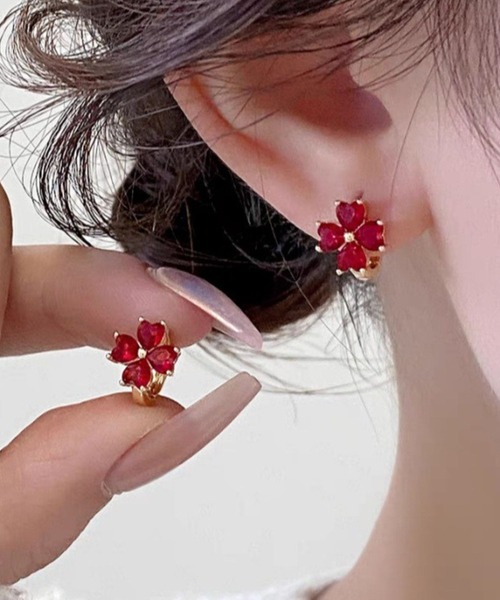 yu-ka（ユーカ）の「YU-KA:クローバーデザインフープピアス Clover design hoop earrings（ピアス（両耳用）・レディース・レッド/ブラック/ゴールド・FREE）」の2枚目の写真