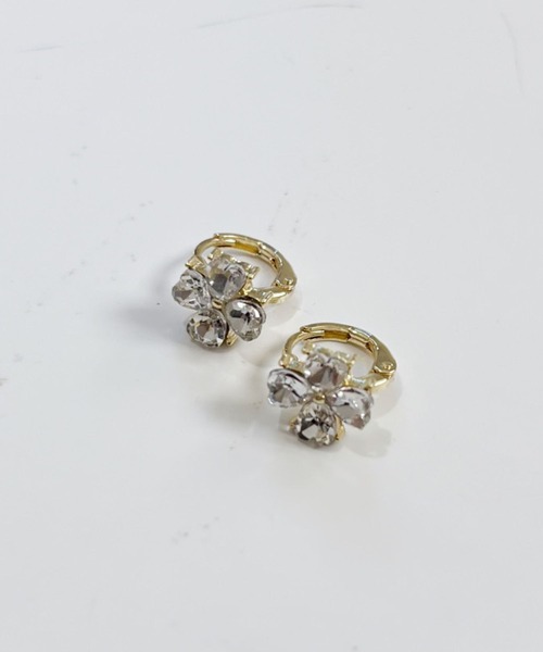 yu-ka（ユーカ）の「YU-KA:クローバーデザインフープピアス Clover design hoop earrings（ピアス（両耳用）・レディース・レッド/ブラック/ゴールド・FREE）」の3枚目の写真