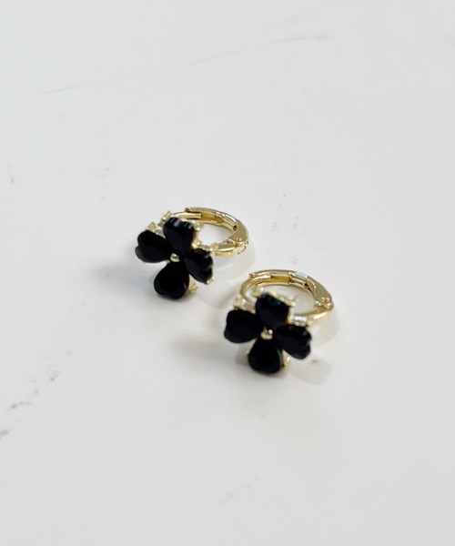 yu-ka（ユーカ）の「YU-KA:クローバーデザインフープピアス Clover design hoop earrings（ピアス（両耳用）・レディース・レッド/ブラック/ゴールド・FREE）」の5枚目の写真