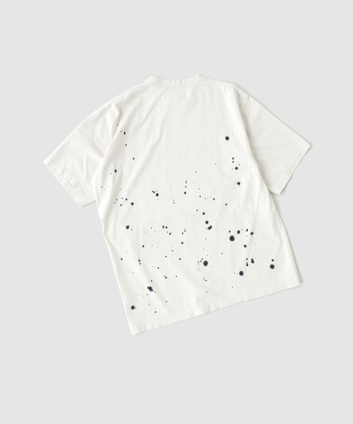 EDIFICE（エディフィス）の「NOMARHYTHM TEXTILE (ノーマリズム テキスタイル) Hand Dye Twist Tee Shirt GO!（Tシャツ/カットソー・メンズ・アイボリー/レッド・3/4）」の5枚目の写真