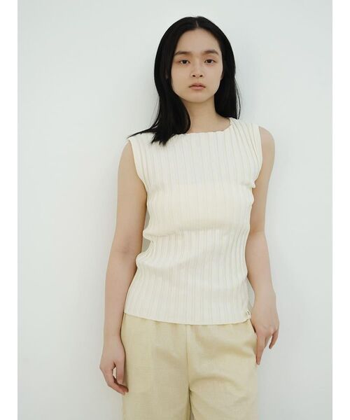 FIKA.（フィーカ）の「Wide rib sleeveless knit pullover（ニット/セーター・レディース・ブラック/オレンジ系2/オフホワイト/グリーン系その他2・MEDIUM）」の13枚目の写真