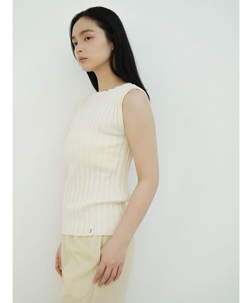 FIKA.（フィーカ）の「Wide rib sleeveless knit pullover（ニット/セーター・レディース・ブラック/オレンジ系2/オフホワイト/グリーン系その他2・MEDIUM）」の14枚目の写真