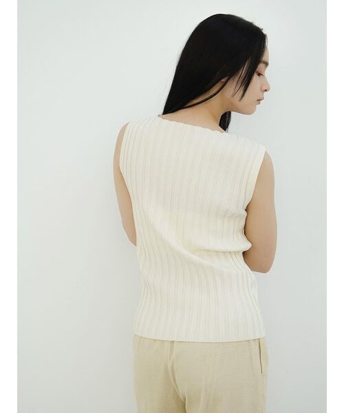 FIKA.（フィーカ）の「Wide rib sleeveless knit pullover（ニット/セーター・レディース・ブラック/オレンジ系2/オフホワイト/グリーン系その他2・MEDIUM）」の15枚目の写真