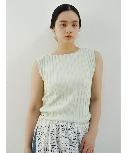 FIKA.（フィーカ）の「Wide rib sleeveless knit pullover（ニット/セーター・レディース・ブラック/オレンジ系2/オフホワイト/グリーン系その他2・MEDIUM）」の3枚目の写真
