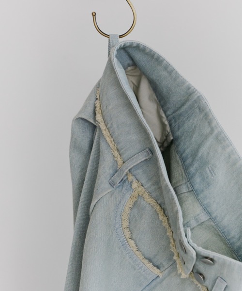 OLUN(オルン)の「fringe detail tuck denim pants/フリンジタックデニムパンツ(デニムパンツ・レディース・インディゴブルー/ライトブルー・FREE/SMALL/X-SMALL)」の4枚目の写真