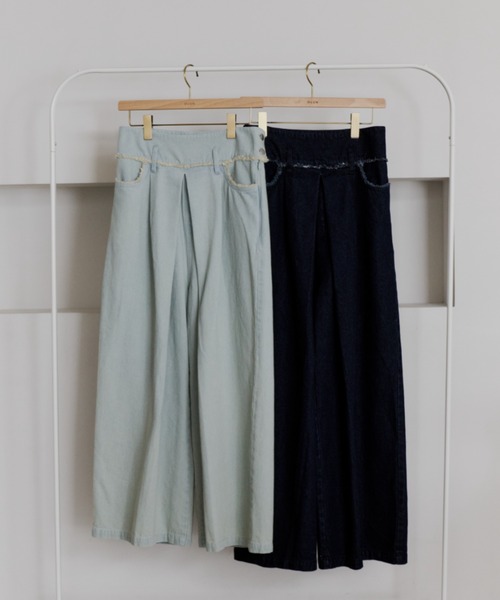 OLUN(オルン)の「fringe detail tuck denim pants/フリンジタックデニムパンツ(デニムパンツ・レディース・インディゴブルー/ライトブルー・FREE/SMALL/X-SMALL)」の3枚目の写真