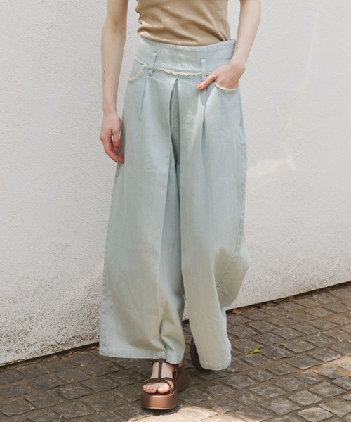 OLUN(オルン)の「fringe detail tuck denim pants/フリンジタックデニムパンツ(デニムパンツ・レディース・インディゴブルー/ライトブルー・FREE/SMALL/X-SMALL)」の5枚目の写真