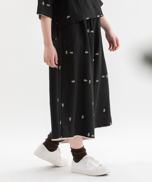 nop de nod（ノップドゥノッド）の「リネンレーヨン刺繍ガウチョパンツ（その他パンツ・レディース・ライトブルー/ブラック/ネイビー・3）」の2枚目の写真