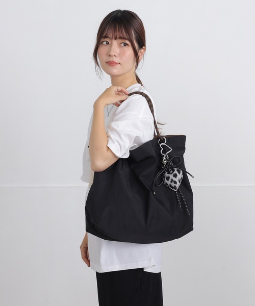ALTROSE(アルトローズ)の「【A4対応】トート バッグ リバーシブル(トートバッグ・レディース・グレー系その他7/ベージュ系その他3/ブラウン系その他4・FREE)」の8枚目の写真