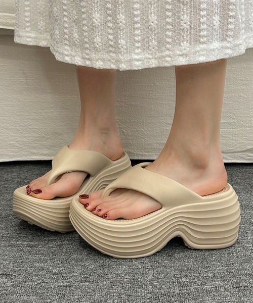 Lace Ladies(レースレディース)の「ソリッドカラー 厚底 ボリューム トング サンダル(サンダル・レディース・ブラック/アイボリー/ベージュ・23cm/24cm/25cm)」の1枚目の写真