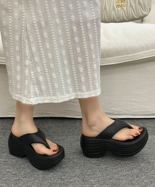 Lace Ladies(レースレディース)の「ソリッドカラー 厚底 ボリューム トング サンダル(サンダル・レディース・ブラック/アイボリー/ベージュ・23cm/24cm/25cm)」の5枚目の写真