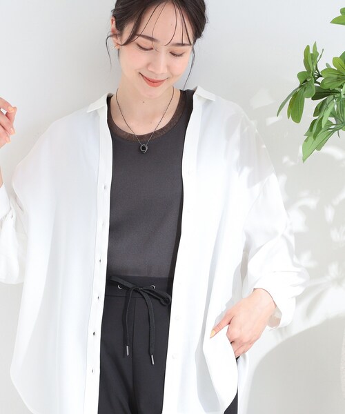 SHOO・LA・RUE(シューラルー)の「【S-LL/洗濯機可】後ろ姿も抜かりなく バックレースアップシャツ(シャツ/ブラウス・レディース・オフホワイト/ライトブルー/ベビーピンク・02/01/04/03)」の1枚目の写真