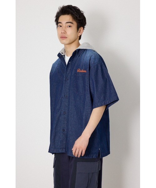 RODEO CROWNS WIDE BOWL(ロデオクラウンズワイドボウル)の「バックロゴフードデニムシャツ(シャツ/ブラウス・メンズ・ブラック/ライトブルー/ブルー・MEDIUM/LARGE)」の8枚目の写真