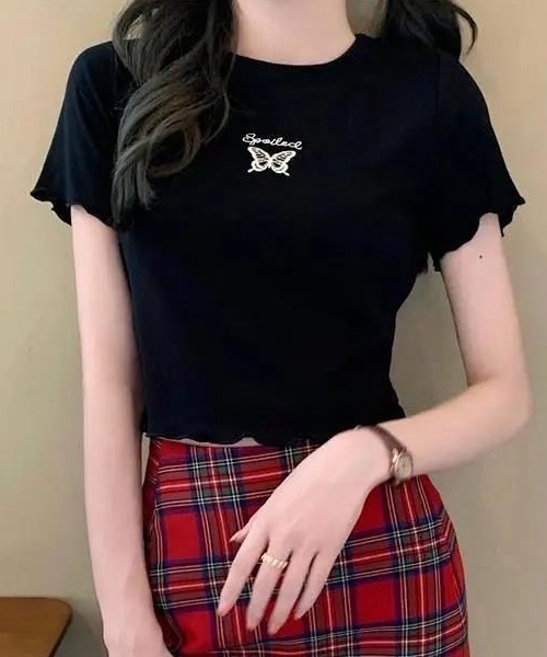 FUNdaysion(ファンデイション)の「ワンポイント刺繍ショートTシャツ(Tシャツ/カットソー・レディース・ブラック/ホワイト・M)」の2枚目の写真