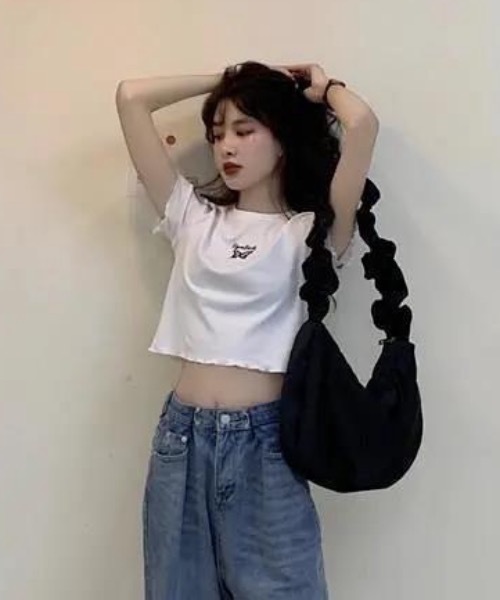 FUNdaysion(ファンデイション)の「ワンポイント刺繍ショートTシャツ(Tシャツ/カットソー・レディース・ブラック/ホワイト・M)」の5枚目の写真