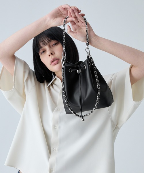 VELNUS(ベルナス)の「【VELNUS】Multi-Way Cross Design Chain Drawstring Bag/マルチway クロスデザイン チェーン巾着バッグ(ショルダーバッグ・メンズ・ブラック/アイボリー・FREE)」の1枚目の写真