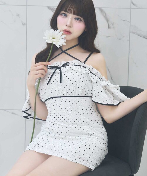Belle Charme(ベルシャルム)の「【Belle Charme】Frill Offshoulder Onepiece(ワンピース・レディース・ベージュ/ブラック/アイボリー・FREE)」の2枚目の写真
