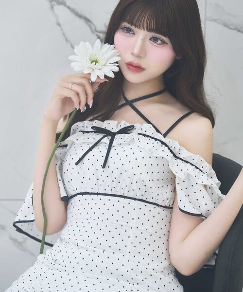 Belle Charme(ベルシャルム)の「【Belle Charme】Frill Offshoulder Onepiece(ワンピース・レディース・ベージュ/ブラック/アイボリー・FREE)」の4枚目の写真