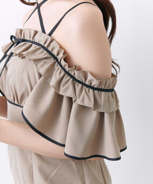 Belle Charme(ベルシャルム)の「【Belle Charme】Frill Offshoulder Onepiece(ワンピース・レディース・ベージュ/ブラック/アイボリー・FREE)」の16枚目の写真