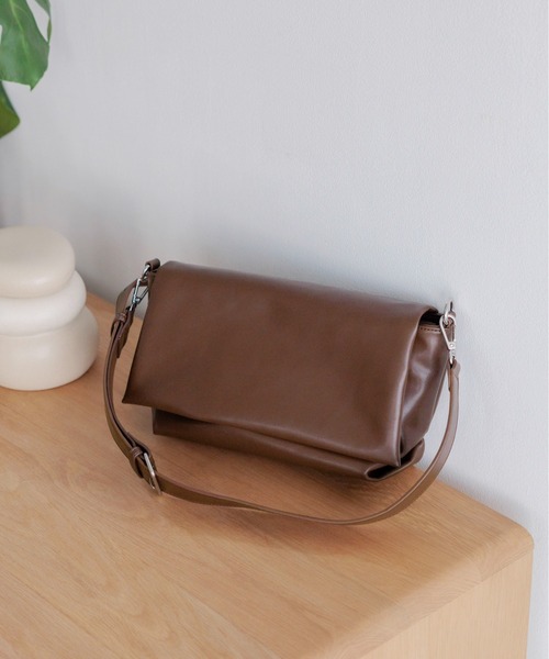 LOWRYS FARM(ローリーズファーム)の「【500mlペットボトル収納可】フラップショルダーBAG 1046881(ショルダーバッグ・レディース・ブラック/ブラウン/アイボリー・FREE)」の3枚目の写真