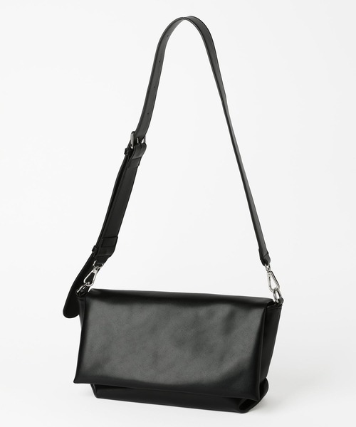 LOWRYS FARM(ローリーズファーム)の「【500mlペットボトル収納可】フラップショルダーBAG 1046881(ショルダーバッグ・レディース・ブラック/ブラウン/アイボリー・FREE)」の1枚目の写真