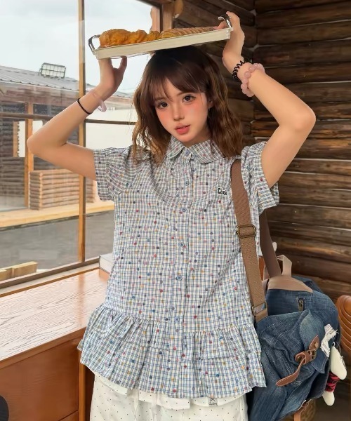SHERU(シェル)の「カラードット細チェック フリル裾パフ半袖シャツ 清楚ナチュラルガーリートップス 水玉(シャツ/ブラウス・レディース・ブルー・M)」の17枚目の写真