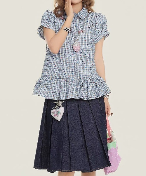 SHERU(シェル)の「カラードット細チェック フリル裾パフ半袖シャツ 清楚ナチュラルガーリートップス 水玉(シャツ/ブラウス・レディース・ブルー・M)」の2枚目の写真