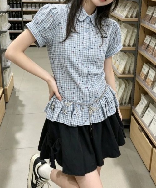 SHERU(シェル)の「カラードット細チェック フリル裾パフ半袖シャツ 清楚ナチュラルガーリートップス 水玉(シャツ/ブラウス・レディース・ブルー・M)」の12枚目の写真