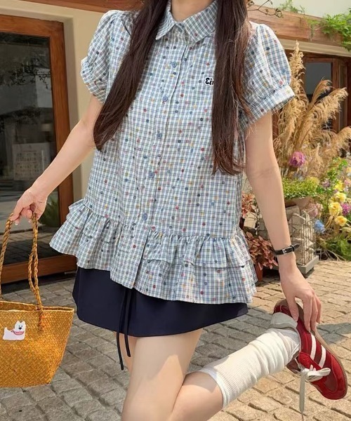 SHERU(シェル)の「カラードット細チェック フリル裾パフ半袖シャツ 清楚ナチュラルガーリートップス 水玉(シャツ/ブラウス・レディース・ブルー・M)」の15枚目の写真
