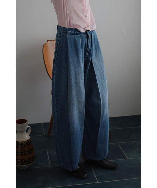 tento(テント)の「Tucked Barrel-Leg Jeans(デニムパンツ・レディース・ブルー/ブラック・36/38)」の2枚目の写真
