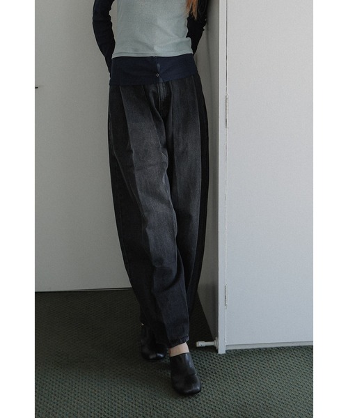 tento(テント)の「Tucked Barrel-Leg Jeans(デニムパンツ・レディース・ブルー/ブラック・36/38)」の19枚目の写真