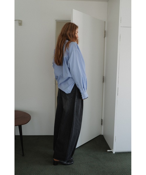 tento(テント)の「Tucked Barrel-Leg Jeans(デニムパンツ・レディース・ブルー/ブラック・36/38)」の3枚目の写真