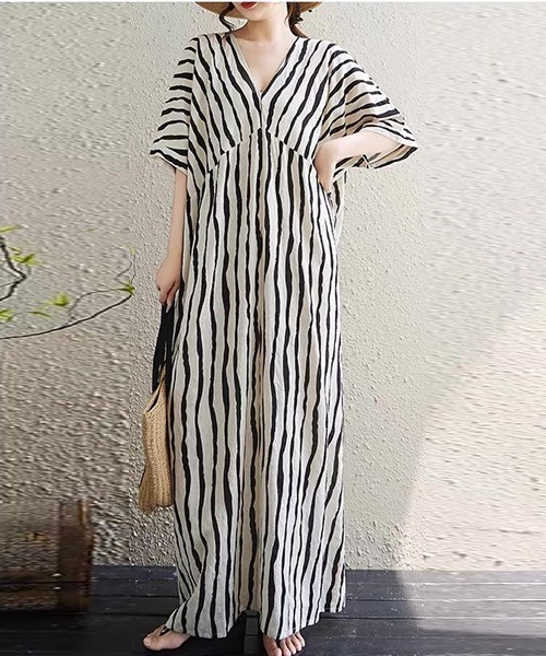 FREE STYLISTS(フリー スタイリスト)の「Vネック 総柄マキシ丈ワンピース(ワンピース・レディース・オフホワイト/アイボリー/ブラック/カーキ・FREE)」の2枚目の写真