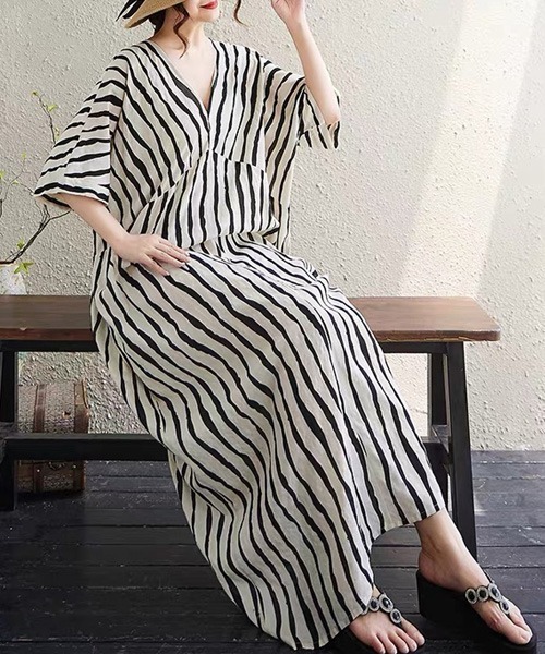 FREE STYLISTS(フリー スタイリスト)の「Vネック 総柄マキシ丈ワンピース(ワンピース・レディース・オフホワイト/アイボリー/ブラック/カーキ・FREE)」の10枚目の写真