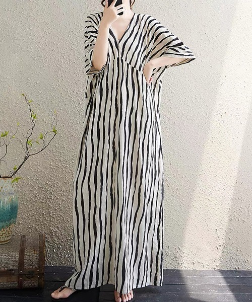 FREE STYLISTS(フリー スタイリスト)の「Vネック 総柄マキシ丈ワンピース(ワンピース・レディース・オフホワイト/アイボリー/ブラック/カーキ・FREE)」の7枚目の写真