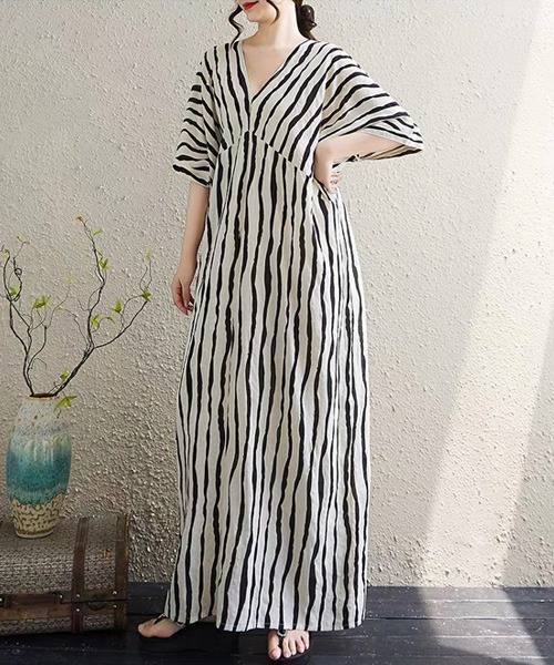 FREE STYLISTS(フリー スタイリスト)の「Vネック 総柄マキシ丈ワンピース(ワンピース・レディース・オフホワイト/アイボリー/ブラック/カーキ・FREE)」の9枚目の写真