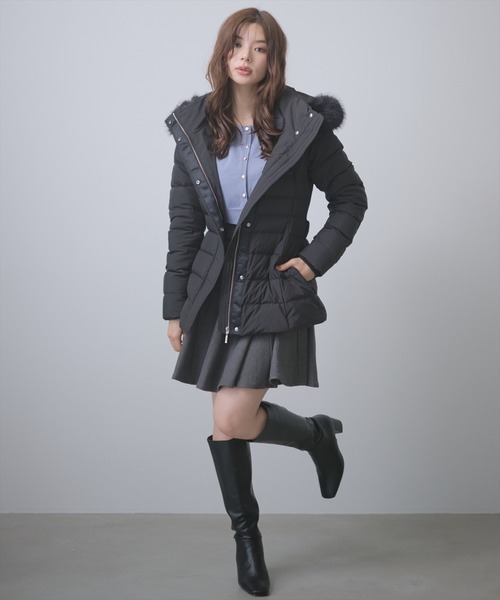 AND COUTURE（アンドクチュール）の「ベルト付きミドルダウンコート（ダウンジャケット/コート・レディース・ベージュ/ブルー/ブラック・LARGE/MEDIUM）」の2枚目の写真