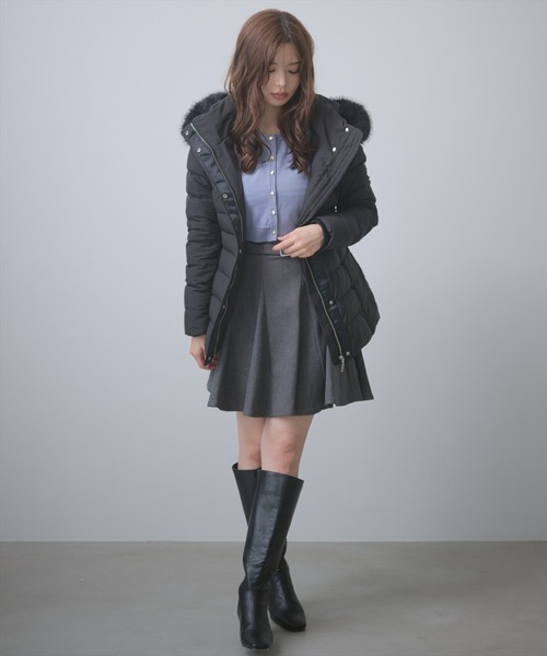 AND COUTURE（アンドクチュール）の「ベルト付きミドルダウンコート（ダウンジャケット/コート・レディース・ベージュ/ブルー/ブラック・LARGE/MEDIUM）」の4枚目の写真