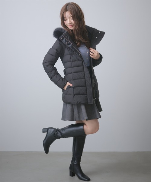 AND COUTURE（アンドクチュール）の「ベルト付きミドルダウンコート（ダウンジャケット/コート・レディース・ベージュ/ブルー/ブラック・LARGE/MEDIUM）」の6枚目の写真