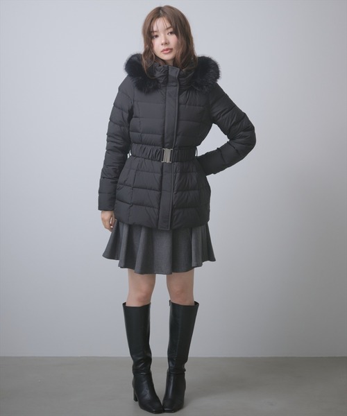 AND COUTURE（アンドクチュール）の「ベルト付きミドルダウンコート（ダウンジャケット/コート・レディース・ベージュ/ブルー/ブラック・LARGE/MEDIUM）」の10枚目の写真