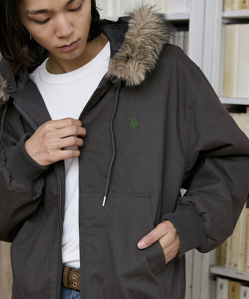 U.S. POLO ASSN.(ユーエスポロアッスン)の「U.S. POLO ASSN. × PUBLUX/ユーエスポロアッスン フェイクファーフード ツイル ワークジャケット 限定展開(ブルゾン・メンズ・チャコールグレー/ブラック/ベージュ/ネイビー・SMALL/MEDIUM/LARGE)」の2枚目の写真