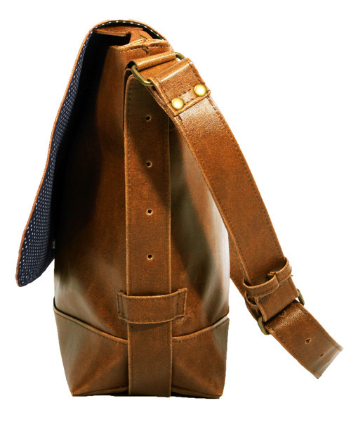 8(eight)（エイト）の「シンプルPUレザーメッセンジャーバッグ