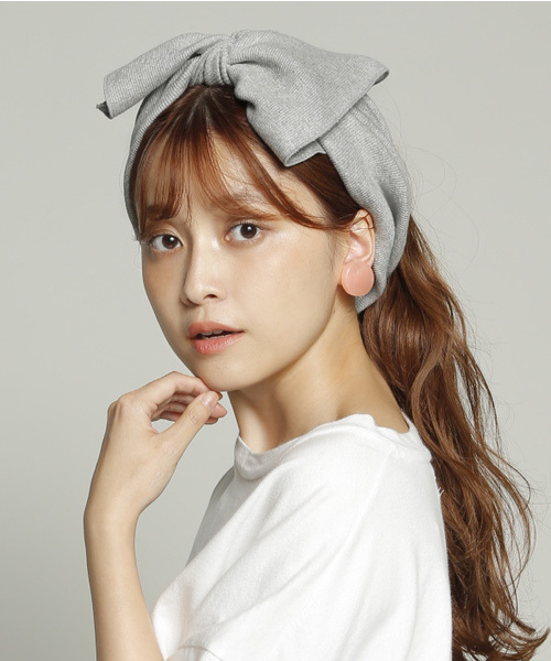 PLAIN CLOTHING（プレーンクロージング）の「【太めフォルムで小顔効果】人気の6カラー☆リブBIGリボンヘアバンド（ヘアバンド・レディース・ライトグレー/ピンク/ブラック/アイボリー/グレー/ネイビー/ベージュ・FREE）」の4枚目の写真
