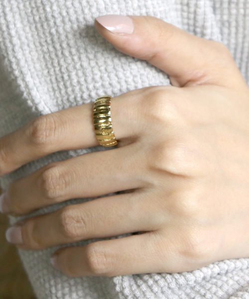 YArKA（ヤーカ）の「【YArKA/ヤーカ】silver925 3d stripe ring[ritta]/立体ストライプリング シルバー925（リング・レディース・ブラック/シルバー/ゴールド・#13/#17/#11/#15）」の3枚目の写真